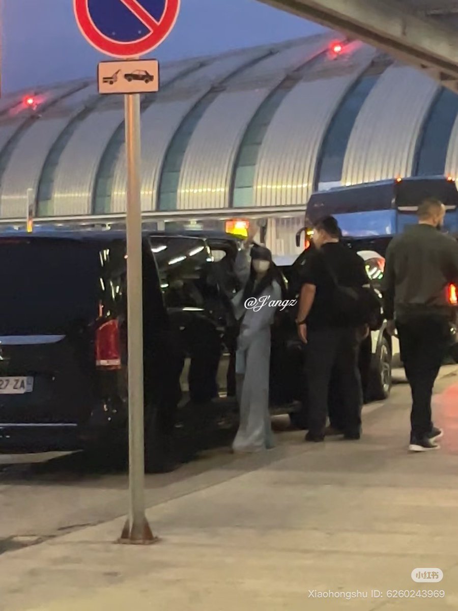 #JISOO safely landed in Budapest 🇭🇺