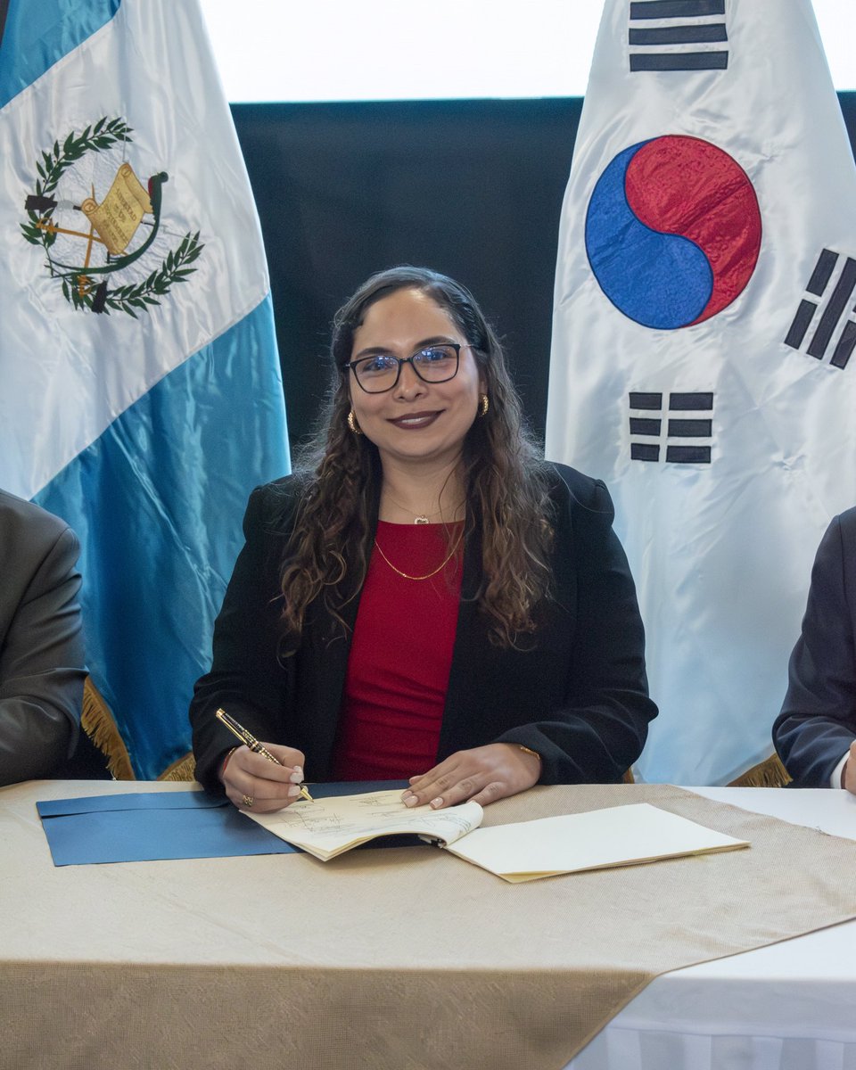 IvannaLujan502's tweet photo. Un paso más hacia el desarrollo de Guatemala y nuevas oportunidades de comercio internacional con el dictamen favorable al K-CAFTA.
Tuve el honor de participar en este acto que fortalece nuestra cooperación y consolida a Guatemala como un socio estratégico. #Guatemala #KCAFTA https://t.co/M7xubUZQQN