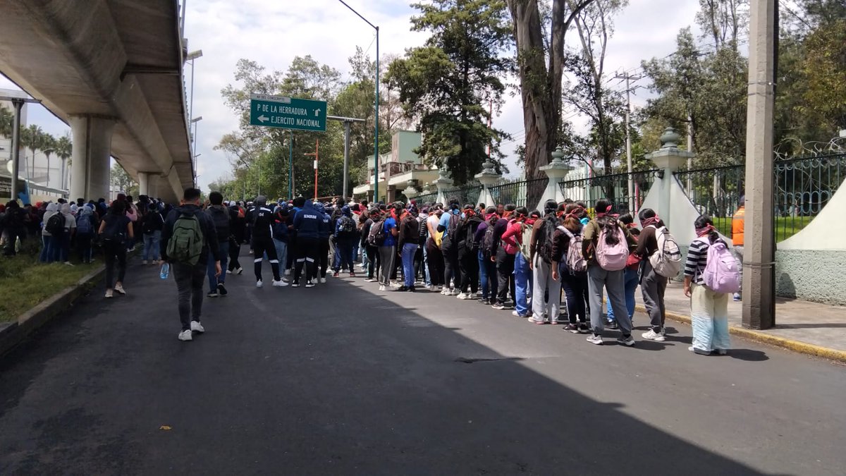 NoticiasImagen's tweet image. #ATENCIÓN cerrada en ambas direcciones Av. del Conscripto entre Periférico y Blvd. del Pípila, por normalistas de #Ayotzinapa a la altura de la #Puerta1 del Campo Militar, utiliza Av. Industria Militar como posible alternativa. | Fotos @tiburon_alarcon