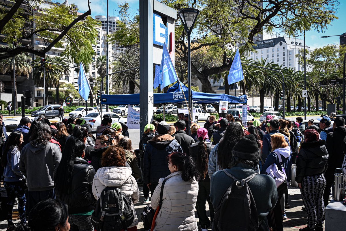 Las ollas siguen vacías 

El Gobierno les sacó las retenciones al campo y esos dólares terminan en una bicicleta financiera, para que ganen los mismos de siempre mientras millones se hunden en la pobreza.

Con decisión política, alcanza para que ningún pibe se acueste sin comer.