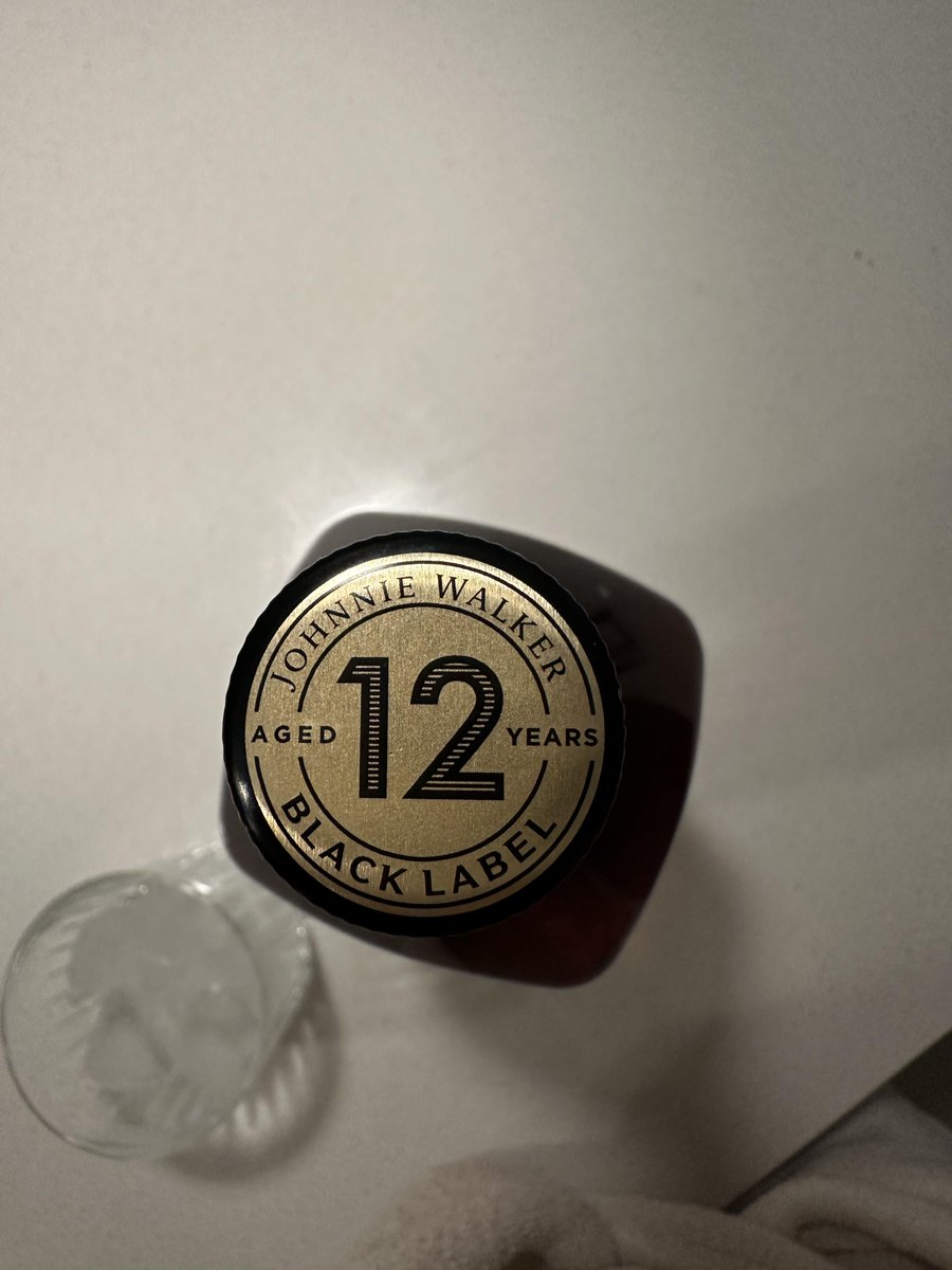 このボトルのキャップを見るほど、ますます綺麗に感じますね✨
誰か少し飲んでみたい人いますか？🥃
飲めば飲むほど、ますます好きになる不思議😂
#アメリカ生活 #ジョニーウォーカー #ウイスキー