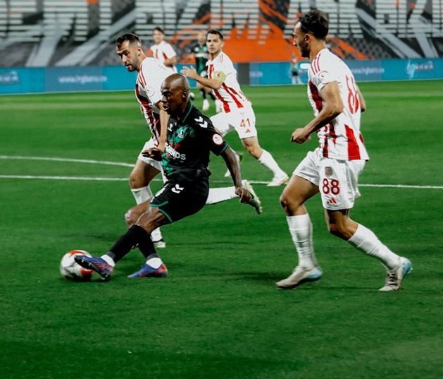 🖋Sakaryaspor deplasmanda Pendik karşısında attığı golün dışında 3 net gol pozisyona girdi ve bunları bonkörce harcadı!

◾️Yediğimiz golde Vukovic'in dikkatsizliğine! VAR' ında dahil olması ile beraber! geri düştük. Ancak buna  rağmen çabuk toparlanıp dengeyi sağladık.