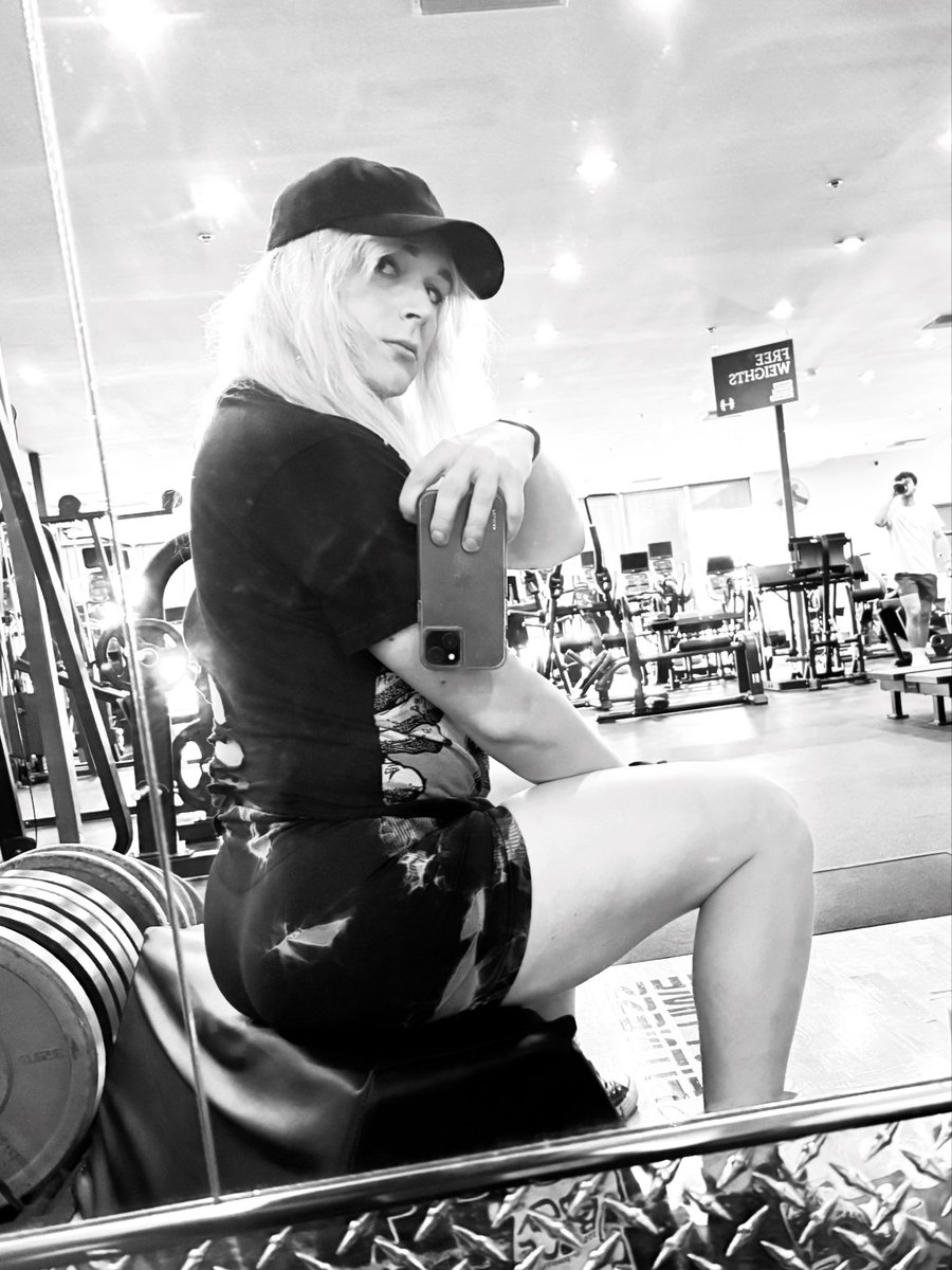 Would you hit the gym with a femboy? ❤️