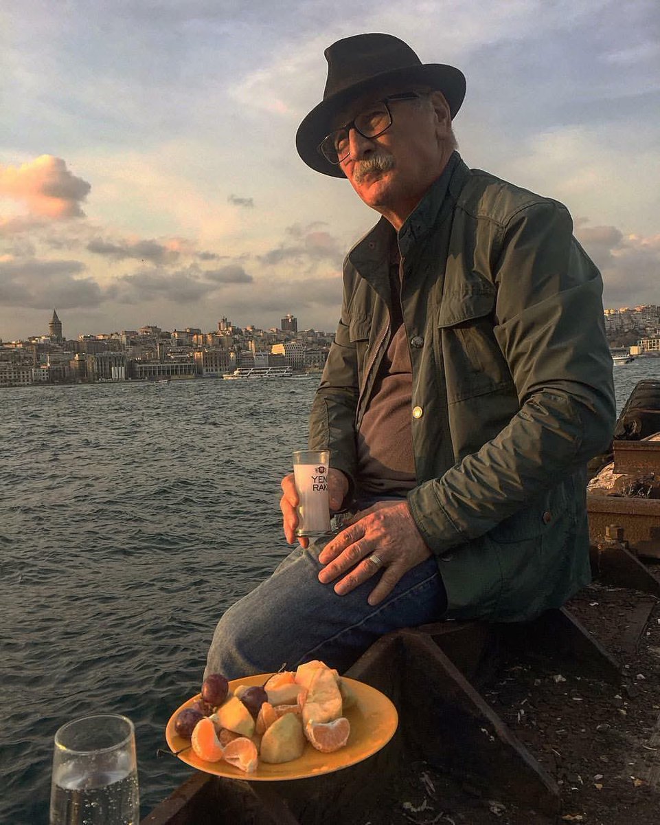 tugaykartal_nl's tweet photo. Birbirine paralel iki çelik çizginin denizle buluştuğu Sirkeci Garının feribot iskelesinde Neşet Ertaş 🎼Neredesin Sen diye tatlı dillisine seslenirken,Sirkeci Garının demiryolu işlevi küçültülmeden sürmeli çağrımıza kulak verin trenleri ve garları demiryolculara bırakın https://t.co/UTsvzWSLHT