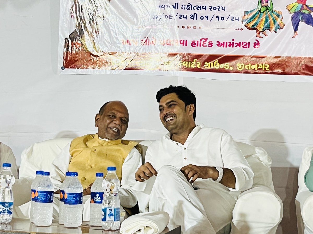 bjpneelrao's tweet photo. આકાશમાંથી ઊતર્યા રે, ભોળી ભવાની મા.ઊતર્યા એવા નોતર્યા રે, ભોળી ભવાની મા.

માં આધ્યાશક્તિ આરાધનાના પાવન પર્વે નર્મદા જિલ્લા પોલીસ પરિવાર દ્વારા આયોજિત નવરાત્રીના આયોજનમાં  આજ રોજ માંના દરબારમાં આરતી કરવાનો અદ્વિતીય અવસર મળ્યો સાથે  ગરબા પણ નિહાળ્યા.

આ અવસરે ભરૂચ લોકસભા સાંસદ શ્રી @MansukhbhaiMpજી અને નર્મદા પોલિસ અધિક્ષક વિશાખા ડબરાલજી પણ સાથે ઉપસ્થિત રહ્યા.
#Navratri2025