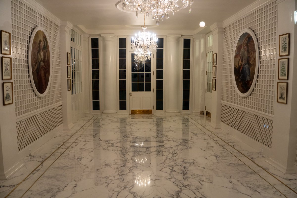 Odnowiony Palm Room w Białym Domu wg pomysłu Trumpa czyli kicz

Duże pieniądze nie świadczą o klasie.