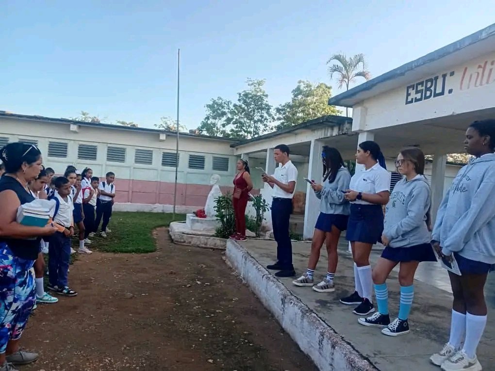 En la institución educativa Inti Peredo Leigue de #1roDeEneroDeVictorias se reafirmó el apoyo incondicional al pueblo de Venezuela. #Cuba  nunca  abandonará a sus hermanos.
#EducaciónPrimeroDeEnero
#CubaConVenezuela
#LatirAvileño #EducacionAvileña