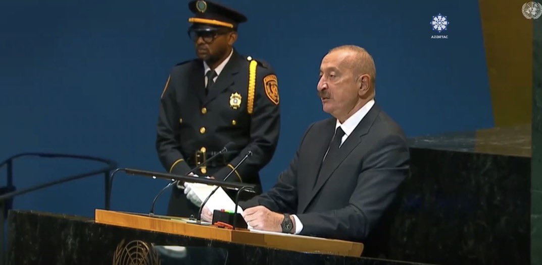 El presidente <a href="/presidentaz/">Ilham Aliyev</a> Ilham Aliyev en la #UNGA80 :

 "Durante muchos años, hablé desde esta tribuna sobre las tragedias de la agresión, la ocupación y la injusticia que ha sufrido Azerbaiyán. Hoy, hablaré sobre nuestro largo camino hacia la victoria y la paz y una nueva era