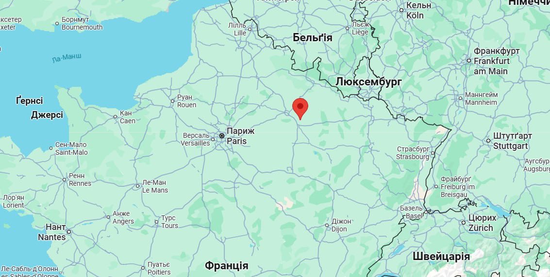 Now France too.
"Unknown" drones were spotted in France: Over the weekend, they flew over the Mourmelon-le-Grand military base, about 150 km from Paris, according to RFI sources.