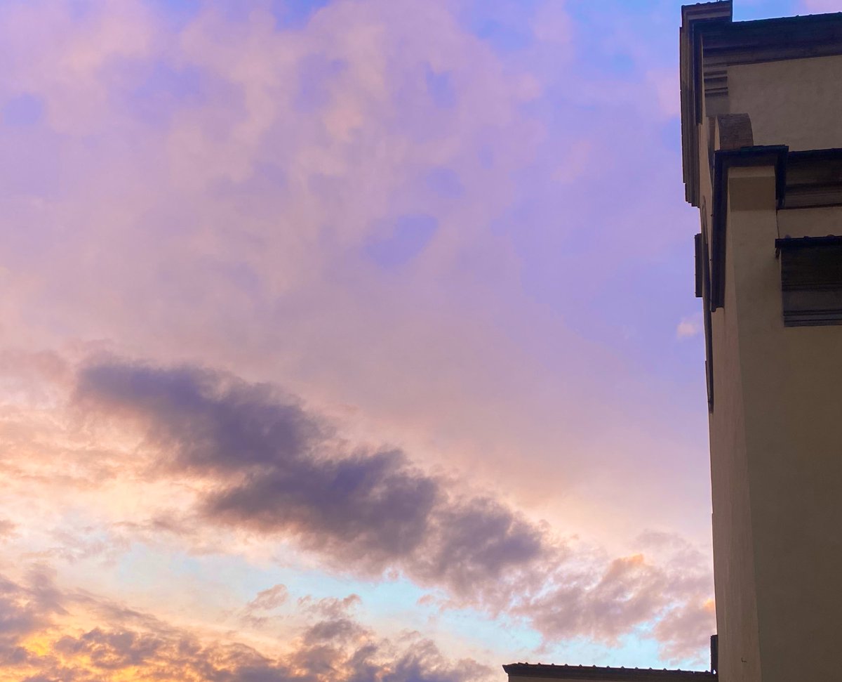 “È solo un sospiro” - disse.
Ma le piaceva, 
Come il silenzio,
Come la perfezione,
di essere sbagliata.
#cielo
#firenze  💜