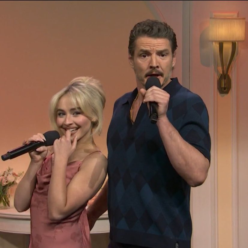 Yo después de leer como el demonio sujeta a la protagonista con su cola mientras están juntos una noche