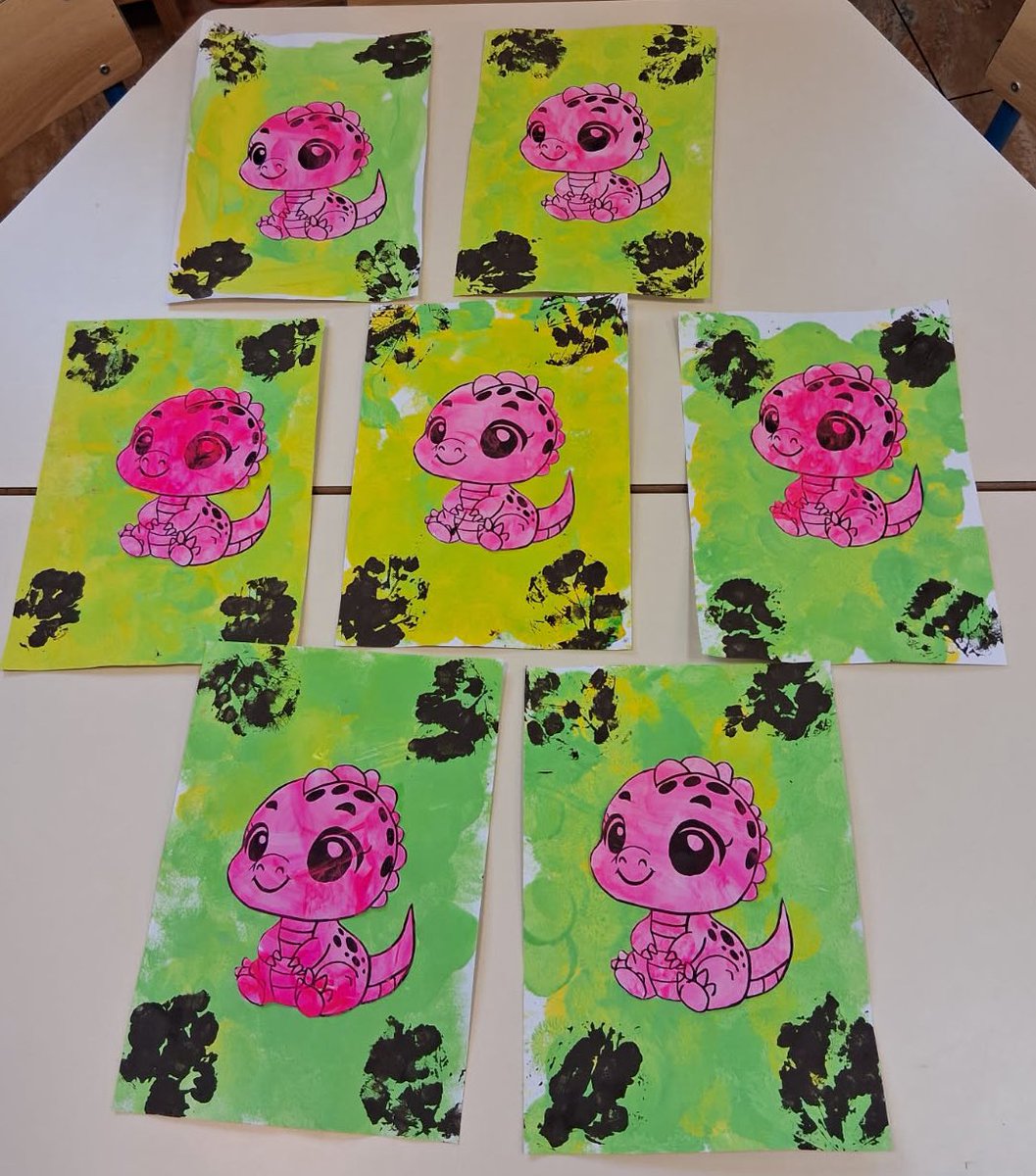 On m’annonce la première exposition de nos jeunes artistes de PS… 🎨🎨🎨
une famille de dinosaures qui rejoindra le vestiaire pour que toute l’école en profite. Bravo et merci de mettre de la couleur dans notre école.