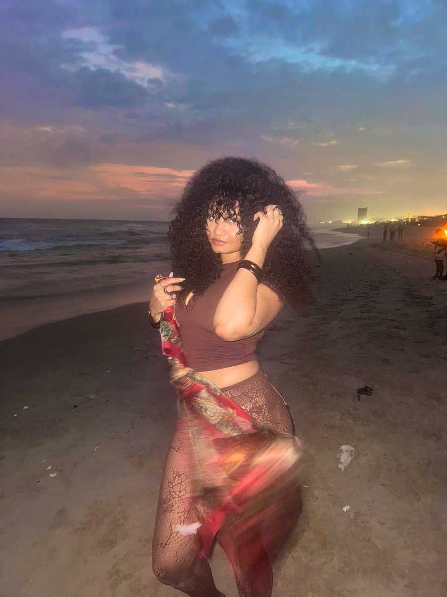 Meli and a midnight sun ☀️🖤