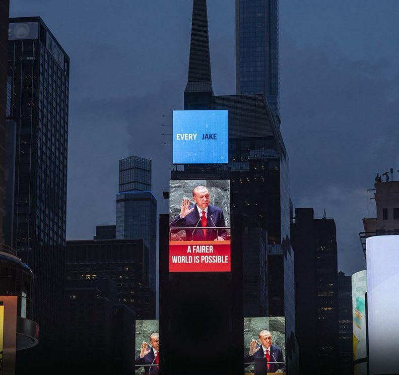 "Daha adil bir dünya mümkün."

📍New York, Times meydanı