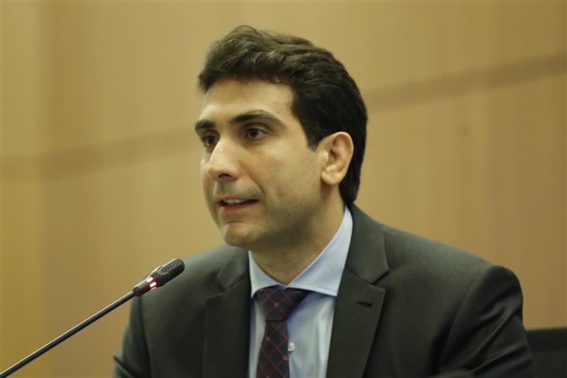 "Desemprego, na mínima histórica. Renda, na máxima histórica", disse Gabriel Galípolo, Presidente do BC, ao responder perguntas da imprensa durante a entrevista coletiva sobre o Relatório de Política Monetária, publicado hoje pelo BC. 

"É importante que essa boa performance que