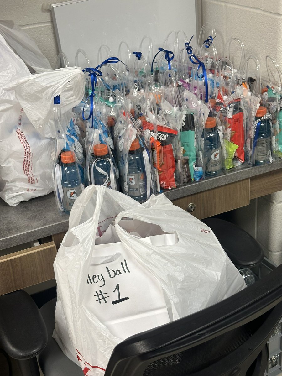 CSMSGA's tweet image. Shout out to all of the parents! Thank you for going all out with the decorations and snacks for our girls!! We are grateful to have such an amazing support system behind our team! GO KNIGHTS!!