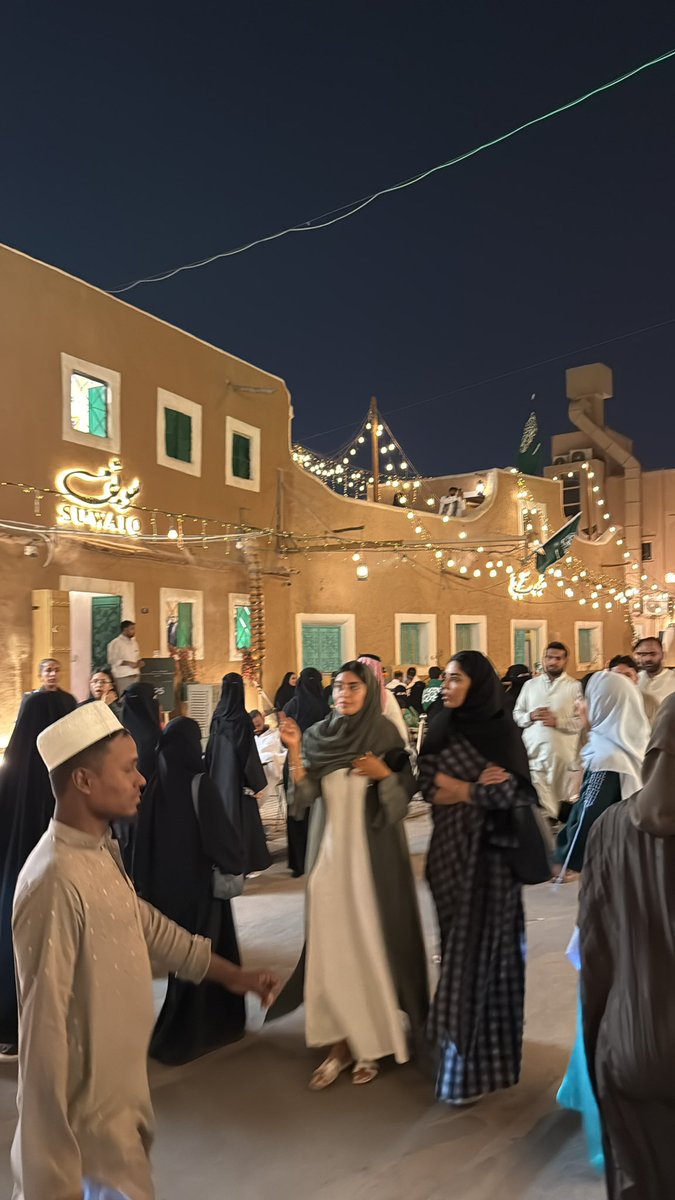 SamadChowdhury_'s tweet image. Waving flags, wrapped cars, green-lit buildings, packed streets - absolutely loved the buzz in Riyadh on Saudi National Day 🇸🇦✨