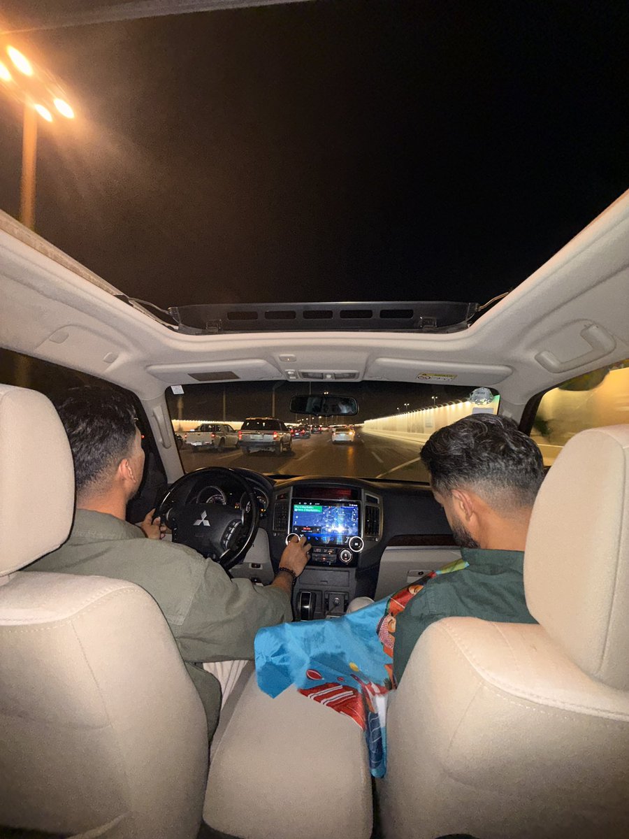 SamadChowdhury_'s tweet image. Waving flags, wrapped cars, green-lit buildings, packed streets - absolutely loved the buzz in Riyadh on Saudi National Day 🇸🇦✨