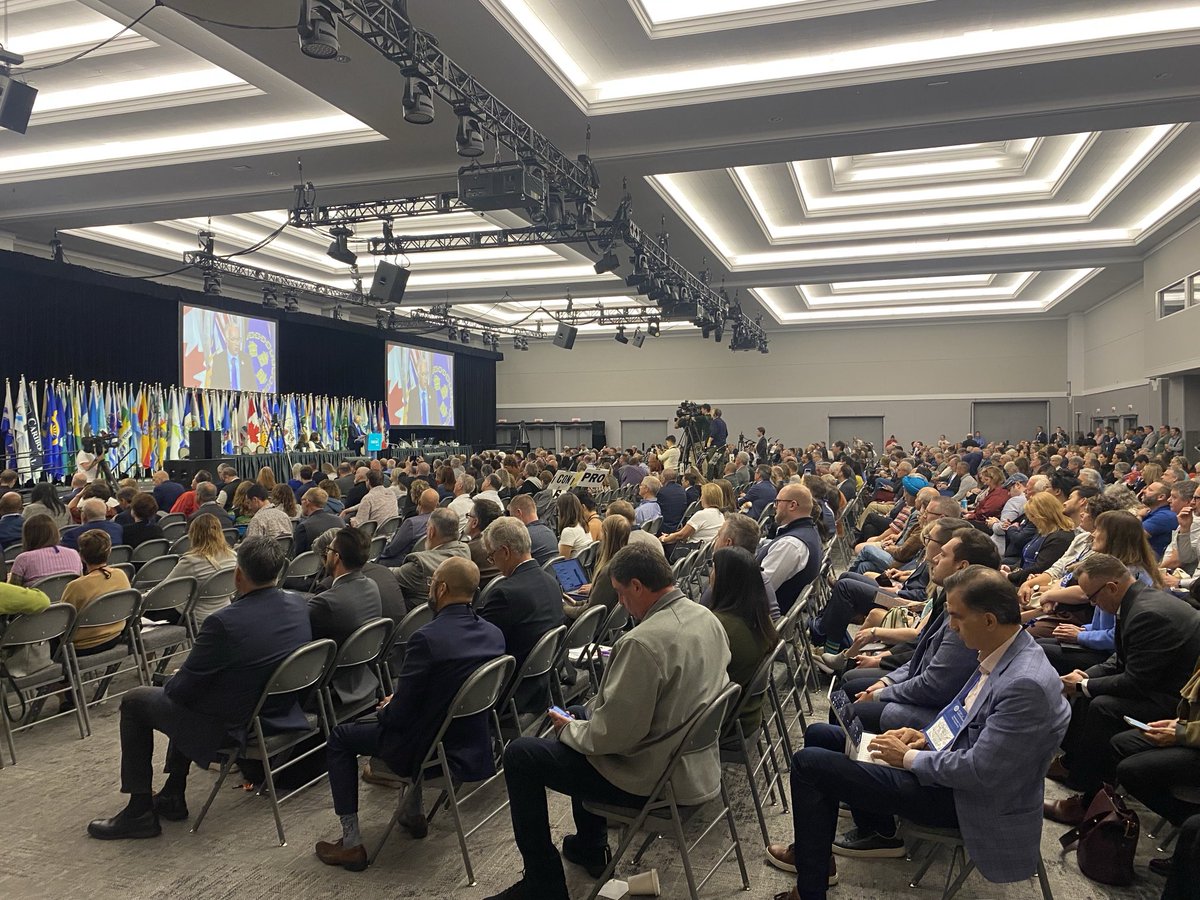 BC Conservative leader John Rustad starts off his address to a packed house at UBCM — challenging premier Eby to stand up for the ostriches facing a cull.

#bcpoli