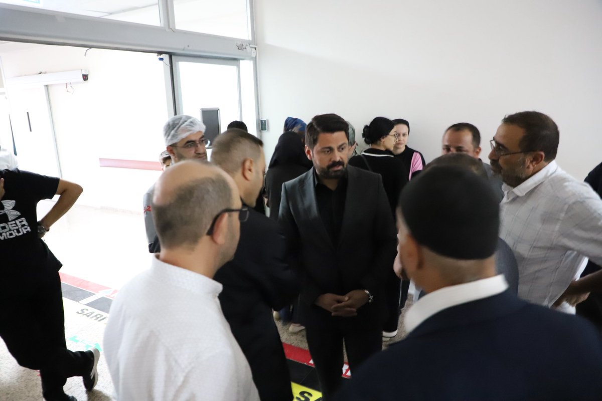 bingolakparti's tweet photo. Devlet Hastanesi’nde tedavi olan hasta vatandaşlarımızı ziyaret ederek geçmiş olsun dileklerinde bulunduk. Hasta yakınlarının istek ve ihtiyaçlarını sorduk. @yilmaz_seven @NihatDogu12 https://t.co/eo8Ys0CH69
