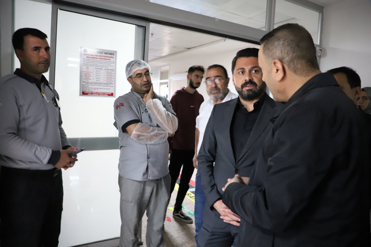 bingolakparti's tweet photo. Devlet Hastanesi’nde tedavi olan hasta vatandaşlarımızı ziyaret ederek geçmiş olsun dileklerinde bulunduk. Hasta yakınlarının istek ve ihtiyaçlarını sorduk. @yilmaz_seven @NihatDogu12 https://t.co/eo8Ys0CH69