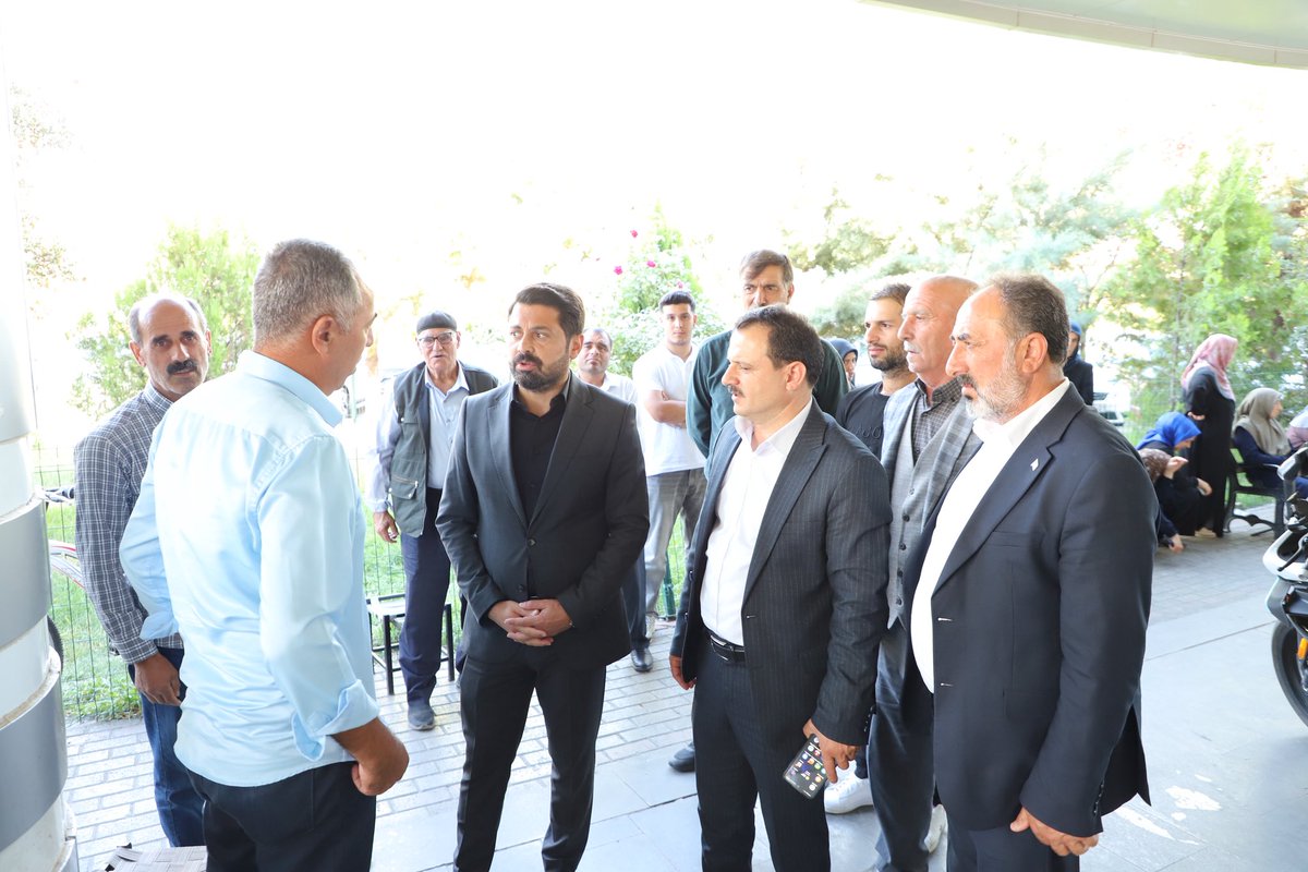 bingolakparti's tweet photo. Devlet Hastanesi’nde tedavi olan hasta vatandaşlarımızı ziyaret ederek geçmiş olsun dileklerinde bulunduk. Hasta yakınlarının istek ve ihtiyaçlarını sorduk. @yilmaz_seven @NihatDogu12 https://t.co/eo8Ys0CH69