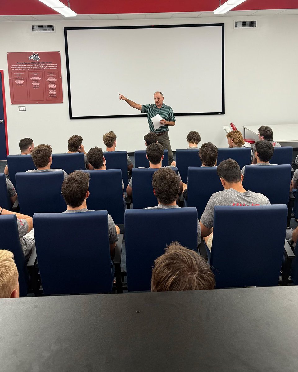 StonyBrookMLAX's tweet image. Stony Brook Hall of Famer and former head coach John Espey spoke to our team about Jon Ryan, captain of the 1990 team, as our squad prepares to run @Tunnel2Towers in his honor on Sunday.