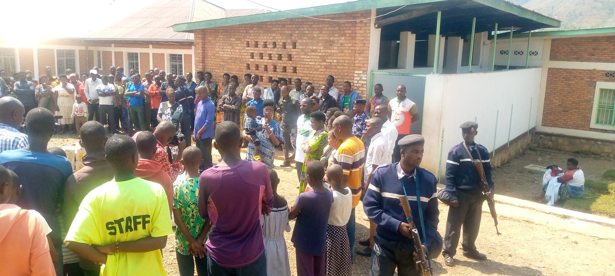 RutanaComm58105's tweet photo. Kuruyu wa kane igenekerezo rya 25/9/2025 icegera ca kabiri c'umukuru w'inama Nkenguzamateka yagendeye irerero ry'impfuvyi ryo mu #kivoga commune #Rutana akaba yatanze akaganuke k'amakaye, amasabuni n'umuceri 🇧🇮🇧🇮🇧🇮🇧🇮🇧🇮🇧🇮
#Rutana #Burundi #Burunga #Ntarehouse #Inamankenguzamateka https://t.co/AxijKKvQZl
