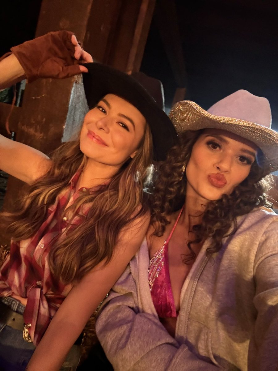 madisonpettis's tweet photo. The Wrong Paris is the #1 movie worldwideee on @Netflix 🥰 So glad you guys are enjoying the movie!!! 🤠 https://t.co/fomkmdy9jQ
