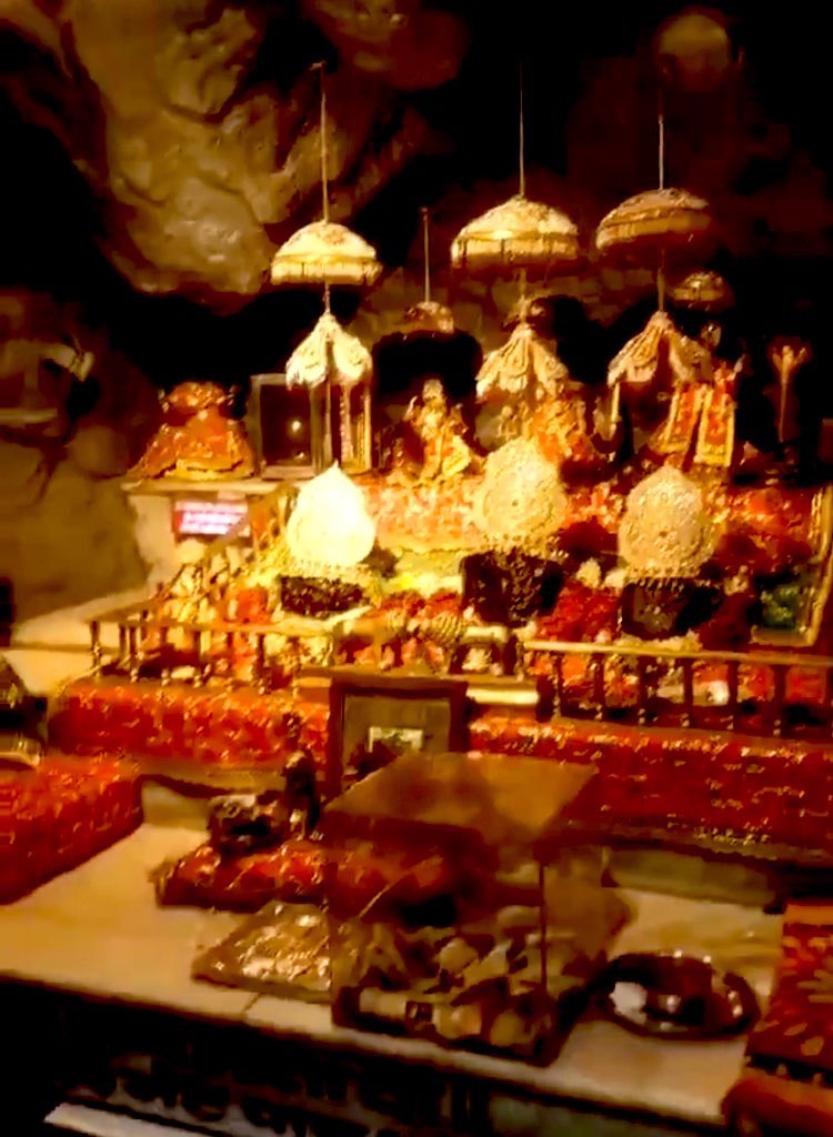 त्रिकूट पर्वत पर लक्ष्मी, काली, शारदे, आसन वैष्णों धाम दर्शन इनके करने से, सिद्ध हों सारे काम विराजमान , 

“ सचियाँ ज्योता वाली माता तेरी सदा ही जय हो !
बोल सांचे दरबार की जय। जय मां वैष्णो देवी “ ! 

 #माँ_वैष्णो_देवी के दिव्य अलौकिक 
दर्शन ! 💐🙏
🌺 #जय_माता_दी 🌺