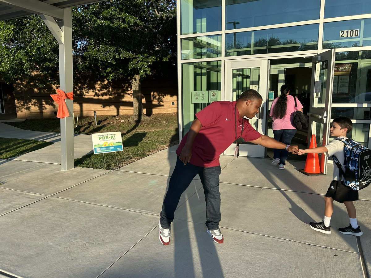 Kempner_FB's tweet photo. @KHS_Cougars loves giving back to our feeder @BPE_Broncos .  Shouts out to @coachdobbins3 for organizing this community service!!!
#EnjoyTheHunt https://t.co/LsB2Kc2I6g