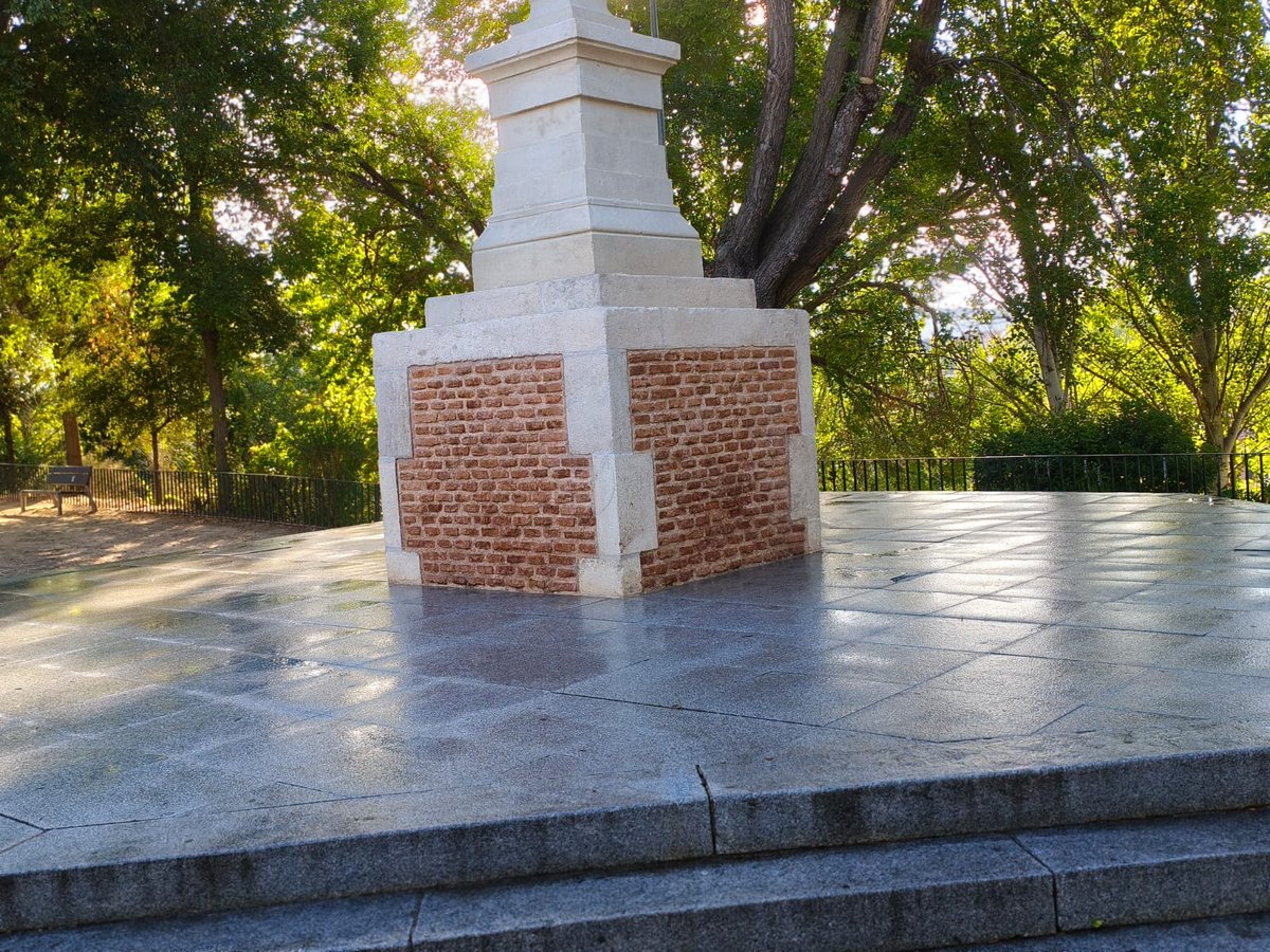 Bueno, pues <a href="/AytoAlcalaH/">Ayuntamiento de Alcalá de Henares</a> y <a href="/AntonioSalda92/">Antonio Saldaña</a> han actuado con presteza. Una pena que un monumento recientemente restaurado sea víctima de otras acciones cuya reivindicación no procede en ese lugar y de esa forma.

Propondría más papeleras en ese lugar.