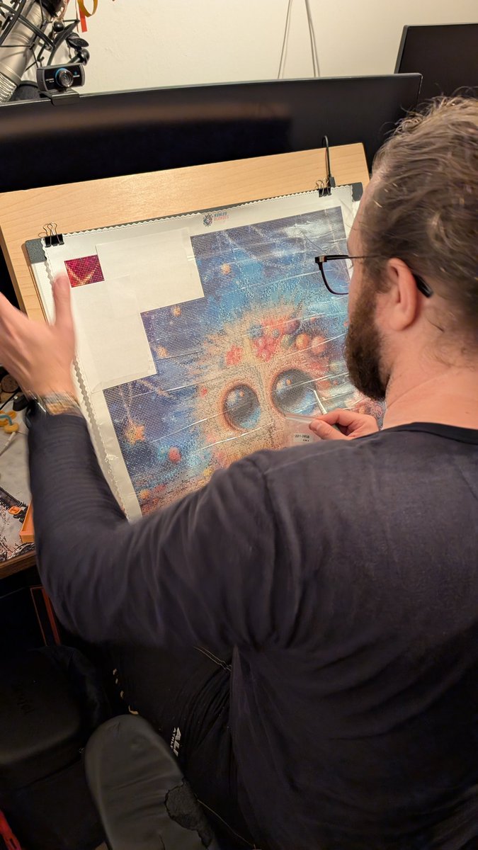 33 Motive haben es in den Shop geschafft und warten auf fleißige Diamond Painting Liebhaber! Zum Start gibt es für Neukunden ganze 25% Rabatt auf alles 🫶 Code steht auf der Website oben.

kuehles-blondes.net

Der süße fratz, den mein Mann macht, gehört auch dazu.