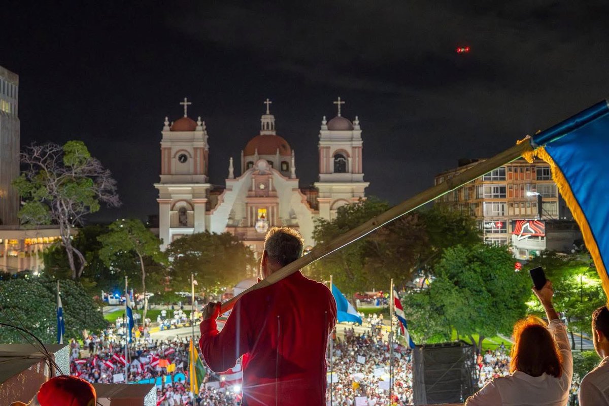 #VTVNacionales 🔵🔴| El pueblo de San Pedro Sula respaldó ayer al alcalde Roberto Contreras tras el requerimiento fiscal contra su yerno y asesor Steve Fajardo. Además, a través de su cuenta de X agradeció: “Sampedranos, su apoyo reconforta mi corazón y me llena de fuerza.