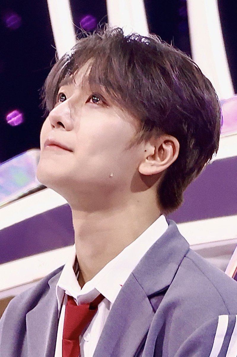 prodxinlong's tweet photo. xinlong's teary eyes and the tears rolling down his cheek 🥺 you've made it <3 https://t.co/QAjWQ6vQVw