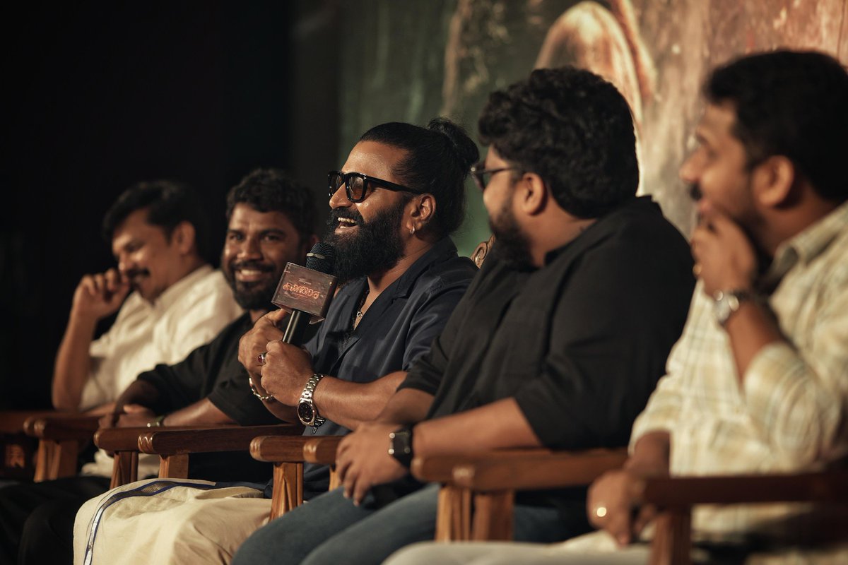 telugurajyam's tweet photo. Candid moments from the #KantaraChapter1 media interaction in Kochi 📸
In Cinemas #KantaraChapter1onOct2 ✨
#Kantara #hombalefilms #KantaraFilm #shetty_rishab #VKiragandur #ChaluveG
#rukminitweets #gulshandevaiah #ArvindKashyap #AJANEESHB #Banglan16034849 #PragathiRShetty #HombaleGroup #KantaraChapter1onOct2