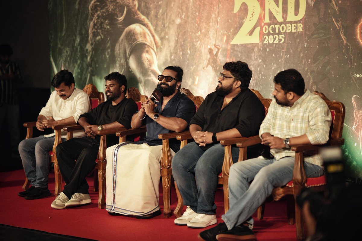 telugurajyam's tweet photo. Candid moments from the #KantaraChapter1 media interaction in Kochi 📸
In Cinemas #KantaraChapter1onOct2 ✨
#Kantara #hombalefilms #KantaraFilm #shetty_rishab #VKiragandur #ChaluveG
#rukminitweets #gulshandevaiah #ArvindKashyap #AJANEESHB #Banglan16034849 #PragathiRShetty #HombaleGroup #KantaraChapter1onOct2