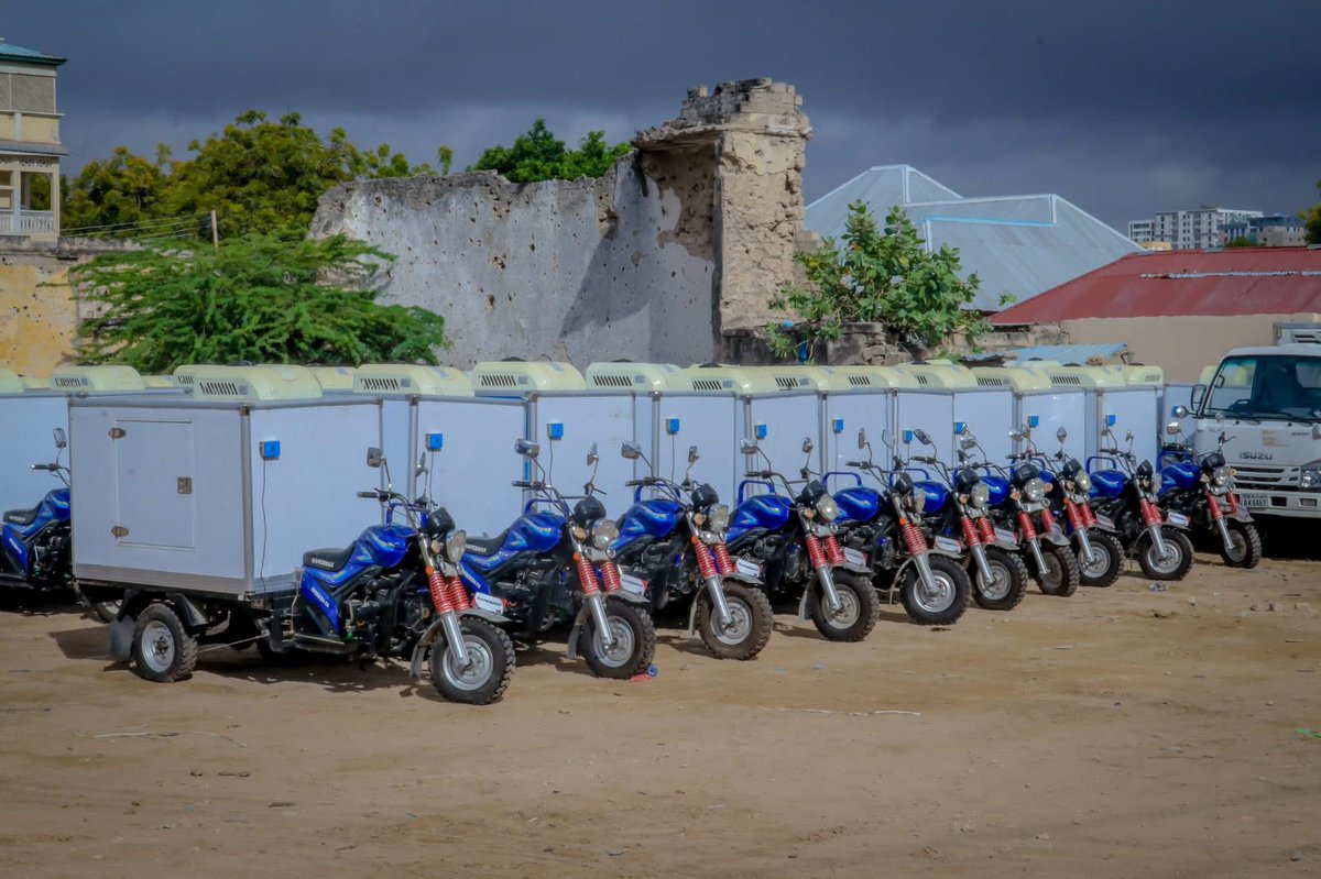 ScrpSomalia's tweet photo. With @WorldBank support through #SCRP, 10 refrigerated trucks &amp; 40 mobile kiosks were handed to FMS Fisheries Ministries, meant for fishing cooperatives. This milestone boosts cold chains, empowers fisherfolk &amp; strengthens food security in 🇸🇴 @MFBESomalia @MoF_Somalia https://t.co/Ny6JftXBbZ
