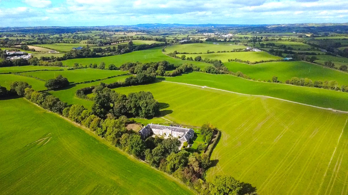 New to the market a delightful four-bedroom period house situated in an idyllic courtyard setting surrounded by rolling countryside townshends.ie/residential-li…