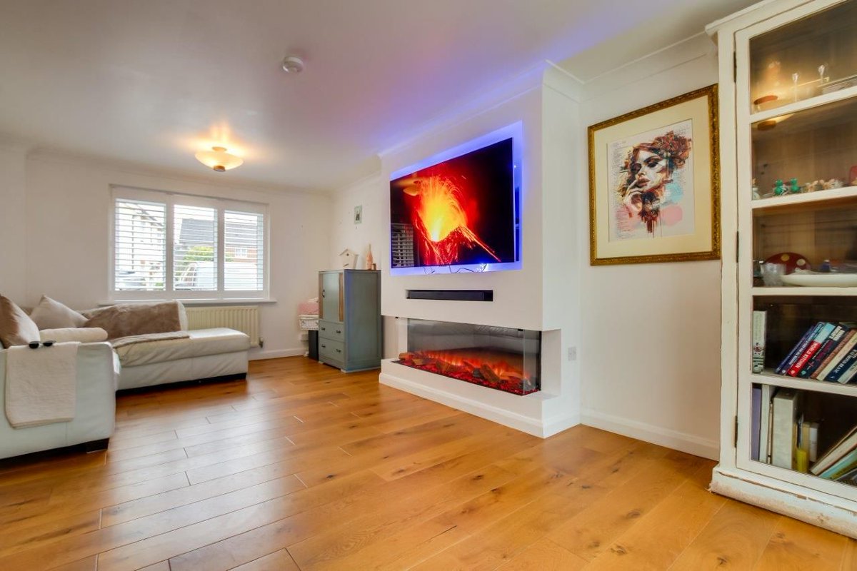 The kind of living room that makes you want to stay in.
Books, warmth, and a sense of belonging — this Ashford home is now live on our website and soon on Rightmove and OnTheMarket.
Explore the full story: grahamjohn.com/property/ashfo…
#MakeLifeSpecial