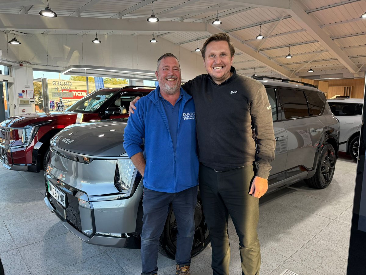 AAAPest's tweet image. When sport and sponsorship partnerships work together, over the moon as we collected my new car the EV9 GT Line tonight off @RochdaleHornets main sponsors @premierkia thanks Chris and Ben 
#supportlocalbusinesses
#ProudSponsors
#teamworkmakesthedreamwork