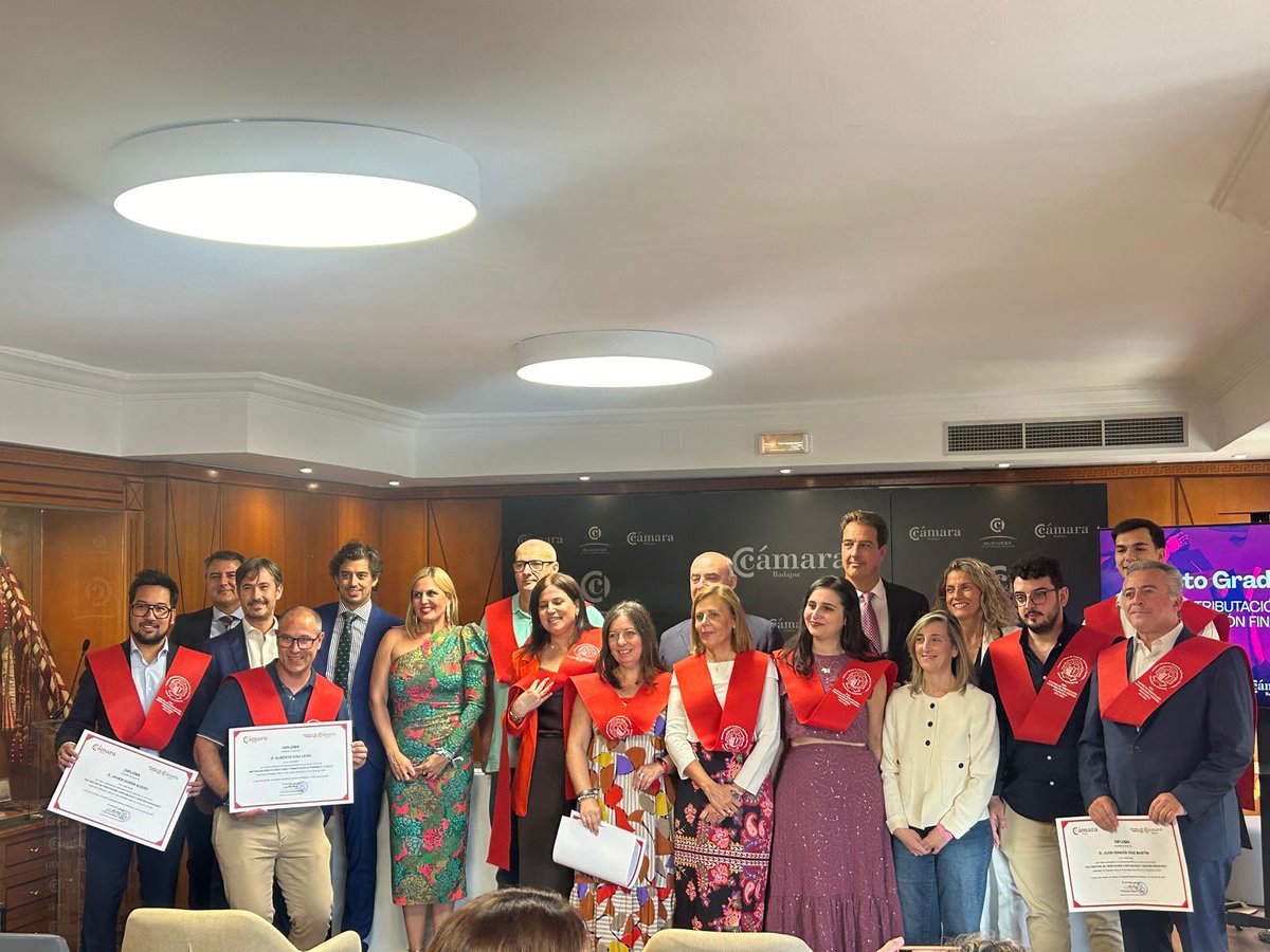 ElenaManzano81's tweet photo. Ha sido un honor para mí acudir al acto de graduación de los alumnos que han cursado la 30 edición del Máster en Tributación, contabilidad y gestión financiera de la Cámara de Comercio de Badajoz. Una formación del máximo nivel en la especialidad que me apasiona. Seguimos! 💚🤍🖤 https://t.co/KfynsFl2TO