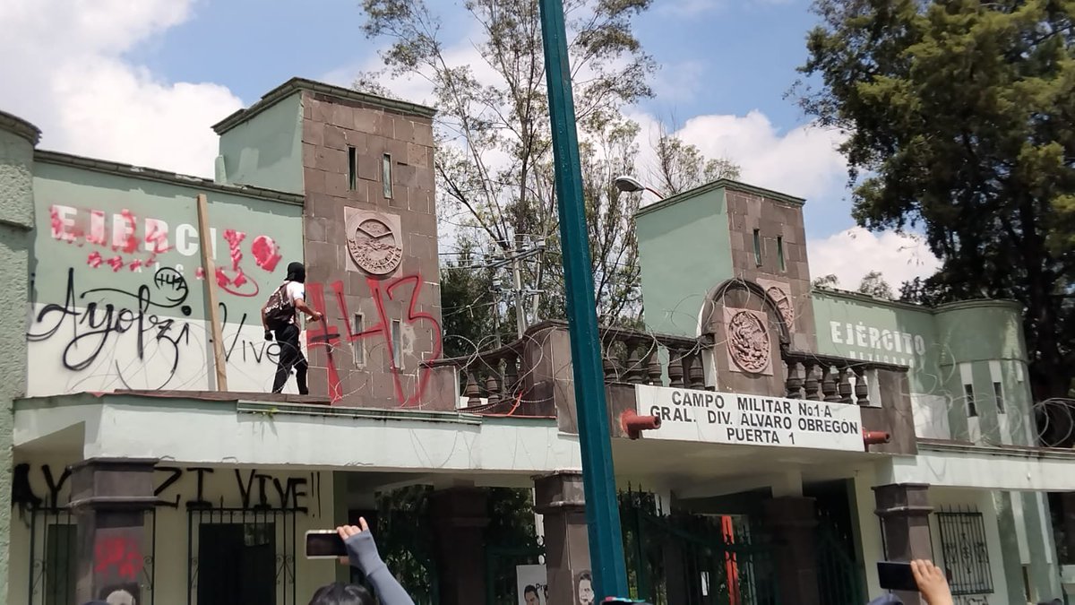 Santiagod181281's tweet photo. Este es futuro de que les espera a nuestros hijos, que unos pseudos estudiantes estén como maestros en las aulas dándoles clases, cuando todos años quieren resolver las cosas como animales, pintando y vandalizando. 
#Ayotzinapa #43Ayotzinapa https://t.co/g9pDxKvMS8
