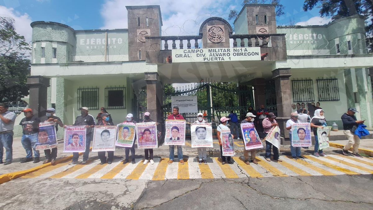 Santiagod181281's tweet photo. Este es futuro de que les espera a nuestros hijos, que unos pseudos estudiantes estén como maestros en las aulas dándoles clases, cuando todos años quieren resolver las cosas como animales, pintando y vandalizando. 
#Ayotzinapa #43Ayotzinapa https://t.co/g9pDxKvMS8