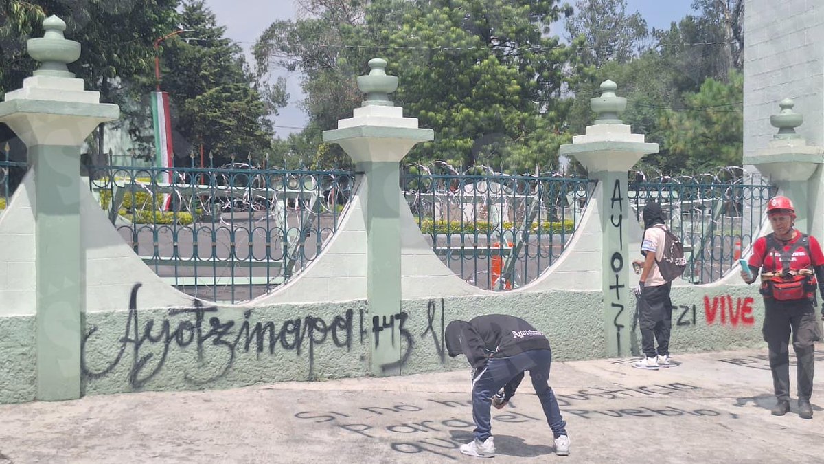 Santiagod181281's tweet photo. Este es futuro de que les espera a nuestros hijos, que unos pseudos estudiantes estén como maestros en las aulas dándoles clases, cuando todos años quieren resolver las cosas como animales, pintando y vandalizando. 
#Ayotzinapa #43Ayotzinapa https://t.co/g9pDxKvMS8