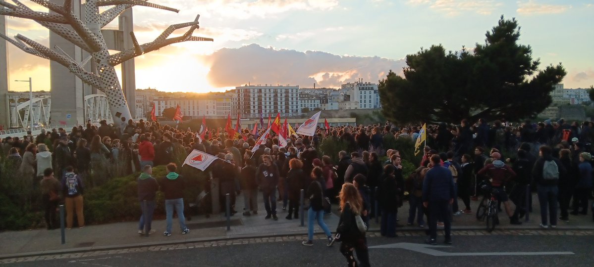 PascaleBrest's tweet image. Du monde et du soleil pour la manif antifasciste à #Brest
