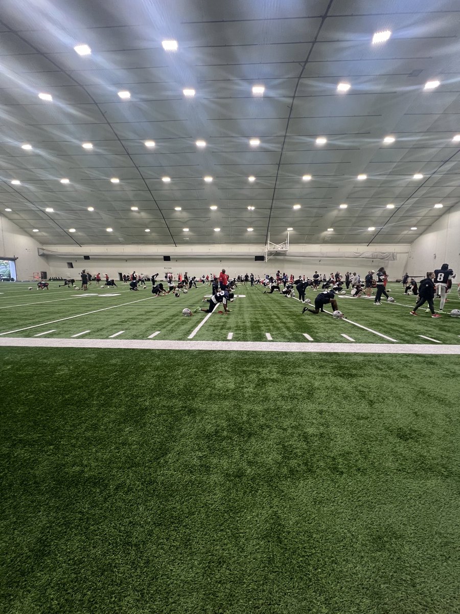 The #Patriots are practicing inside today due to heavy rain in the area. K’Lavon Chaisson (knee) returns to practice on Thursday. 

Still didn’t see LG Jared Wilson (ankle/knee). If Wilson can’t play, C/G Ben Brown is a strong candidate to play left guard.