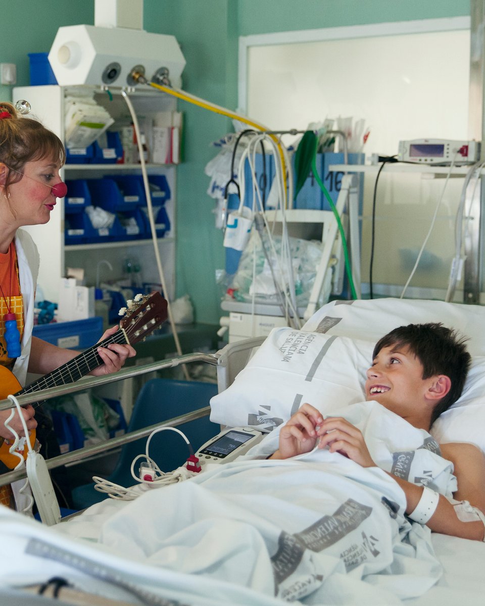 Provocamos la risa y las sonrisas para lograr un mejor estado emocional que contribuya a la curación, a la aceptación de los tratamientos y en definitiva a mejorar la salud de los pacientes. Hoy #DíaMundialdelaSonrisa destacamos este poder transformador de tan maravilloso gesto.