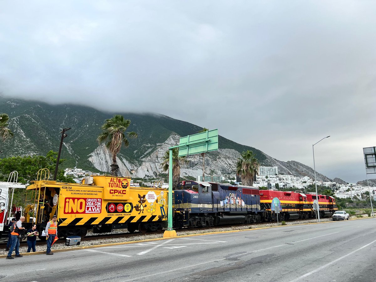 CPKCdeMexico's tweet photo. Este día en San Pedro Garza García en #NL, los voluntarios colaboradores de #CPKCdeMéxico estuvieron en un cruce ferroviario entregando información a automovilistas sobre la campaña #AltoTotal.

Como parte de la Semana de Seguridad Vial Ferroviaria se desarrolló la actividad para concientizar a conductores y peatones sobre detenerse al menos 5 metros antes de la vías y recordar estas acciones:
✋🏼Detente
👀Observa
👂Escucha