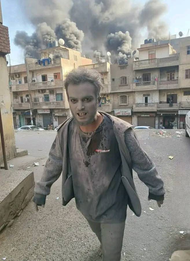 #وقف_عندك 
سجل ياتاريخ.. هذا هو اليمني الذي يحب هذا البلد ويحمي ثورته ويرفع رايته.. وليس احمد علي ولاحميد الاحمر ولاغيرهم من الاراجوزات الذين يتحدثون عن اليمن وعن سبتمبر وهم تحت احذية عيال زايد وآل سعود. 
هذا هو اليمني الذي بقي في وطنه شامخا أبيا حتى وهو يخرج من بين الأنقاض.. بعد